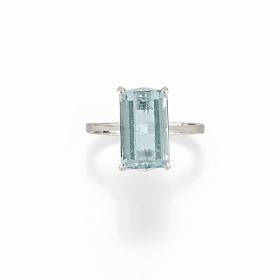 Anello in oro bianco 18K con acquamarina taglio rettangolare di ct 4,50