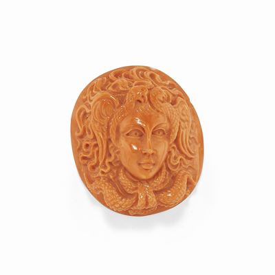 Cammeo in corallo, volto femminile scolpito