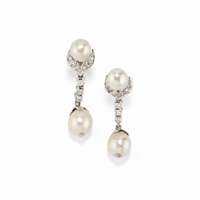 Orecchini pendenti in oro bianco 18K con diamanti e perle coltivate