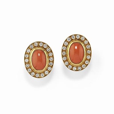 Orecchini in oro giallo 18K con corallo cabochon e diamanti