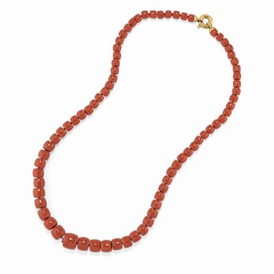 Collana con corallo e diamanti, chiusura in oro giallo 18K