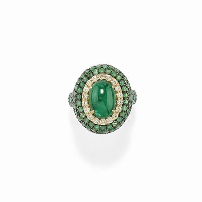 Anello in oro giallo 18K con smeraldo e diamanti