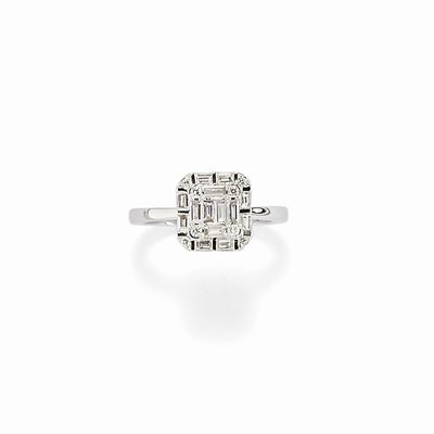 Anello in oro bianco 18K con diamanti taglio baguette e brillante