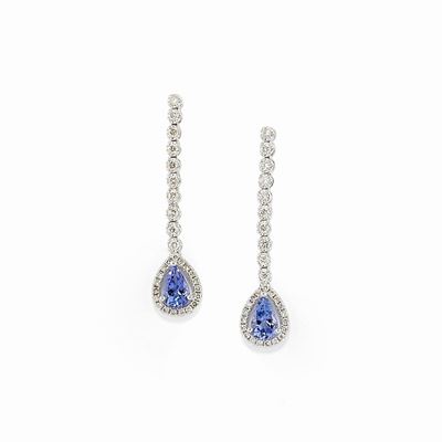 Orecchini pendenti in oro bianco 18K con diamanti e tanzaniti