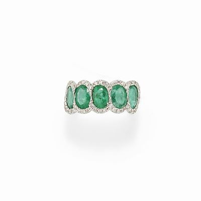 Anello in oro bianco 18K con smeraldi e diamanti