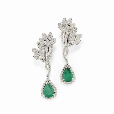Orecchini pendenti in oro bianco 18K con diamanti e smeraldi