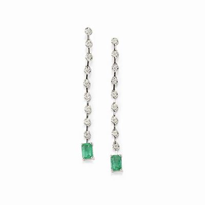 Orecchini in oro bianco 18K con diamanti taglio brillante e smeraldi