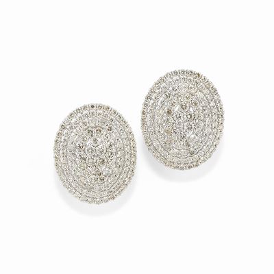 Orecchini, oro bianco 18K e diamanti taglio brillante, totale ct 10,40 circa