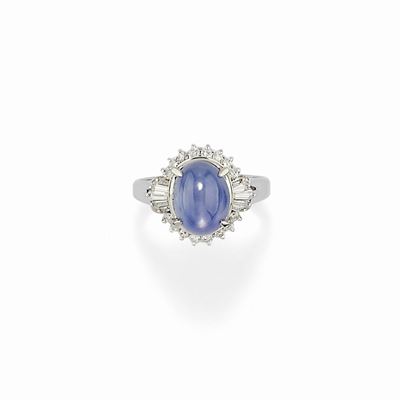 Anello in platino con zaffiro stellato e diamanti