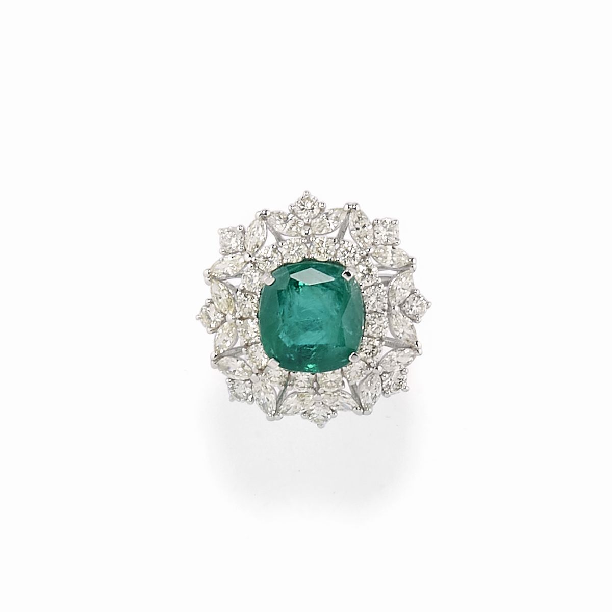 Anello in oro bianco 18K con smeraldo ovale di ct 6,50 e diamanti