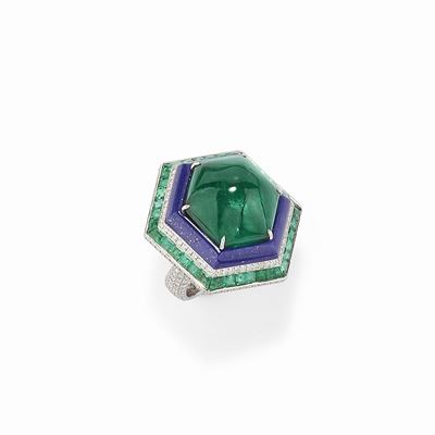 Importante anello in oro bianco 18K con smeraldo cabochon, smeraldi rettangolari, lapislazzuli e ...