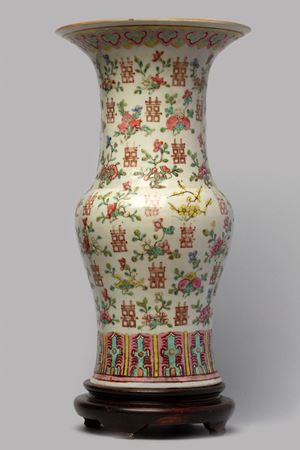 Vaso a balaustro in porcellana policroma, Cina dinastia Qing, fine secolo XIX
