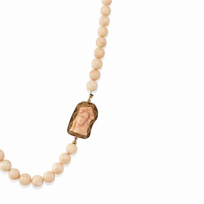 Collana con corallo rosa, oro giallo 18K