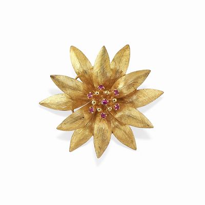 Spilla in oro giallo 18K con rubini taglio rotondo a forma di fiore