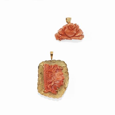 Due pendenti in oro giallo 18K con corallo scolpito