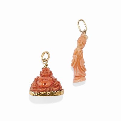 Due pendenti, oro giallo 18K e corallo scolpito