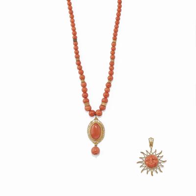 Collana in oro giallo 18K con pendente a forma di sole e corallo