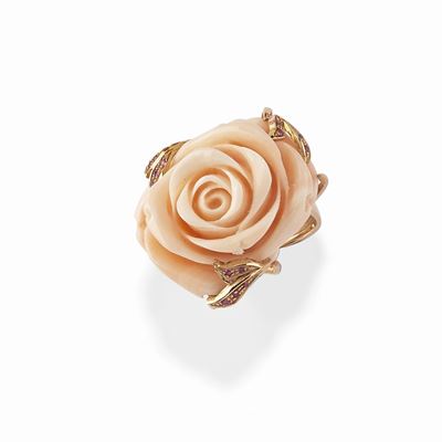 Anello, corallo scolpito e rubini in oro giallo 18K
