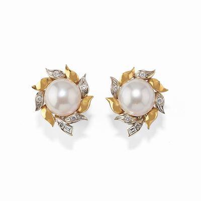 Orecchini in oro bicolore 18k con perle mabé e diamanti