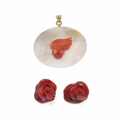 Due rose con pendente in corallo e madreperla, oro giallo 18K