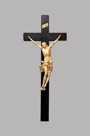 Crocifisso in avorio, su croce in legno ebanizzato, secolo XVIII