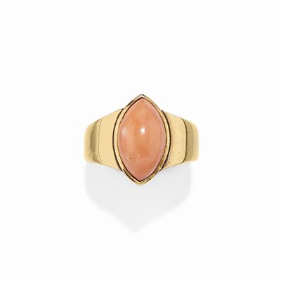 Anello in oro giallo 18K con corallo cabochon a forma di goccia