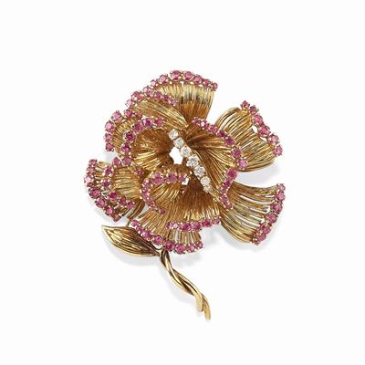 Spilla in oro giallo 18K con rubini e diamanti a forma di fiore