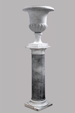 Vaso mediceo su colonna in marmo, secolo XIX
