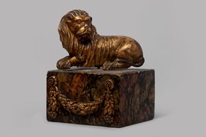 Leone in legno dorato, su base lignea a finto marmo, secolo XVIII