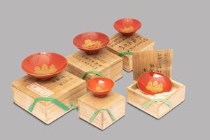 Lot of five cups in red and gold lacquer, inside original wooden boxes, Japan, 19th - 20th centuries