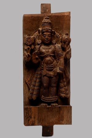 Antica stele in legno raffigurante divinit&#224;, India secolo XIX