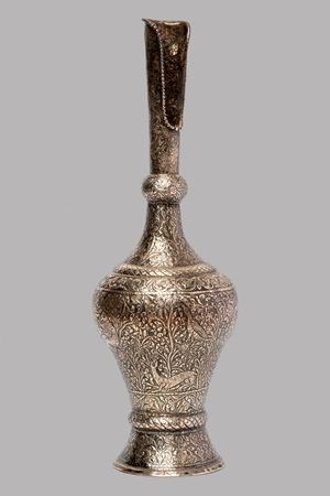 Vaso in argento sbalzato e cesellato con motivi vegetali e animali, Persia secolo XIX