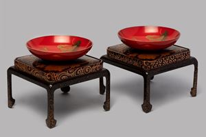 Coppia di tazzine da sakè per matrimonio, in lacca rossa e oro, con porta tazzina in lacca nera e oro, Giappone periodo Meiji