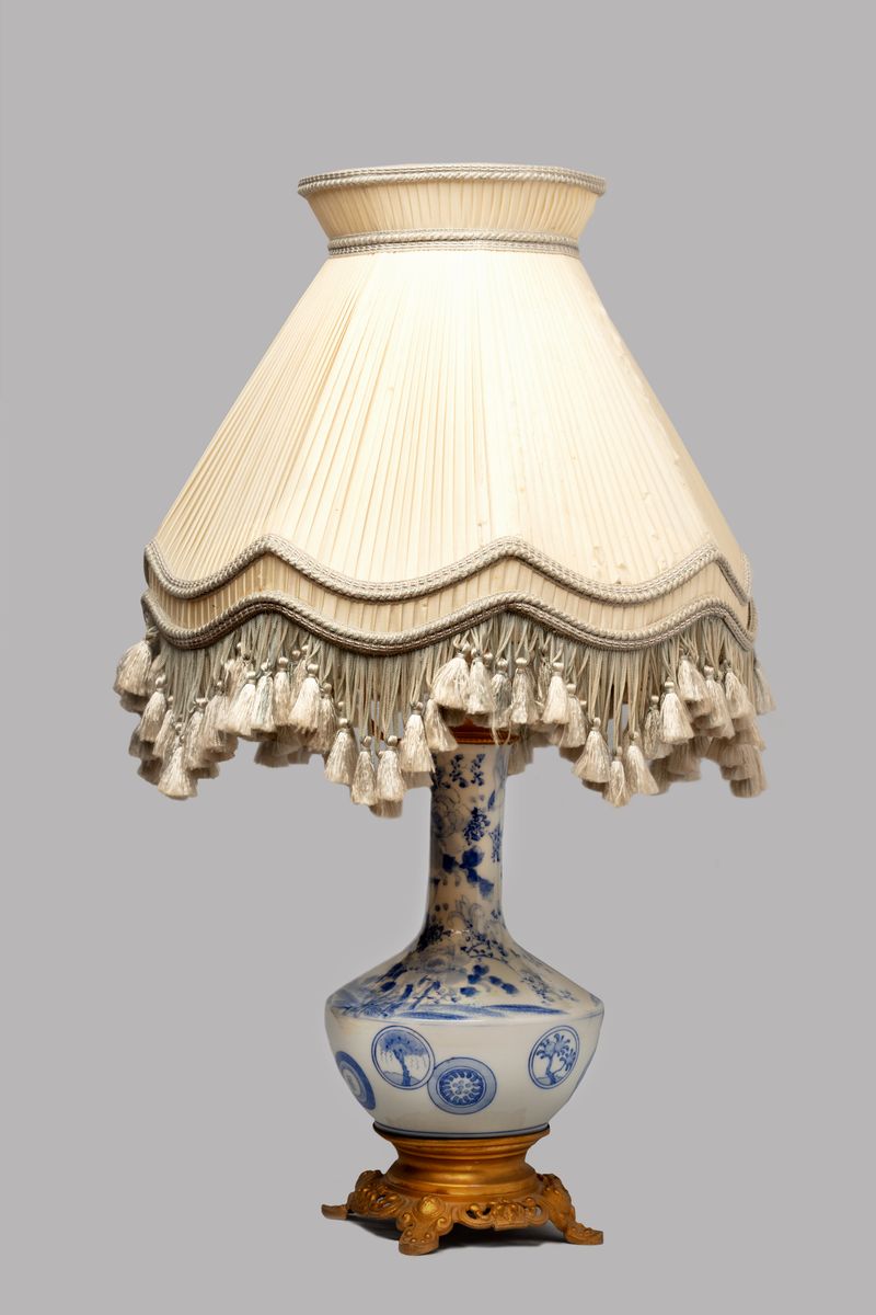 Alzatina in porcellana policroma e vaso in porcellana bianca e blu montato a lume, Cina XIX-XX se...