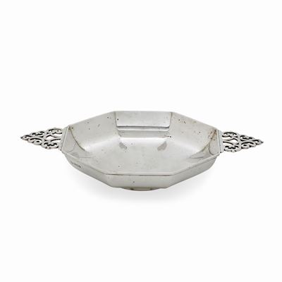 Svuotatasche in argento, forma ottagonale con manici traforati