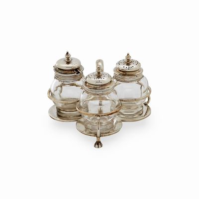 Set da tavola in argento, Londra, 1865, composto da porta sale, pepe e mostarda con ampolle in ve...