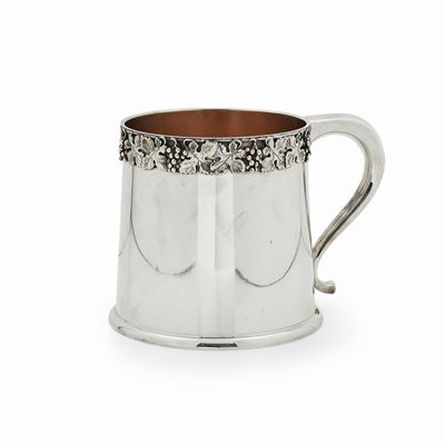Tankard in argento, Italia, XX secolo, cilindrico con manico e interno in vermeil