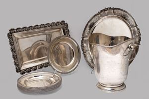 Lotto di argenteria: un&#39;alzatina rettangolare, un piatto con pietre corniole, un secchiello portaghiaccio e 12 piattini da frutta