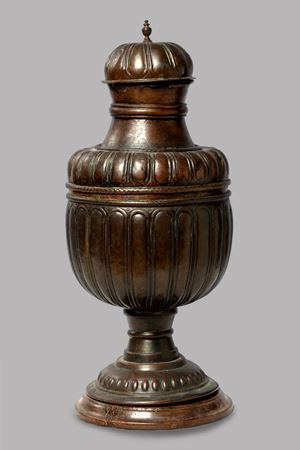 Antico vaso baccellato in rame con coperchio