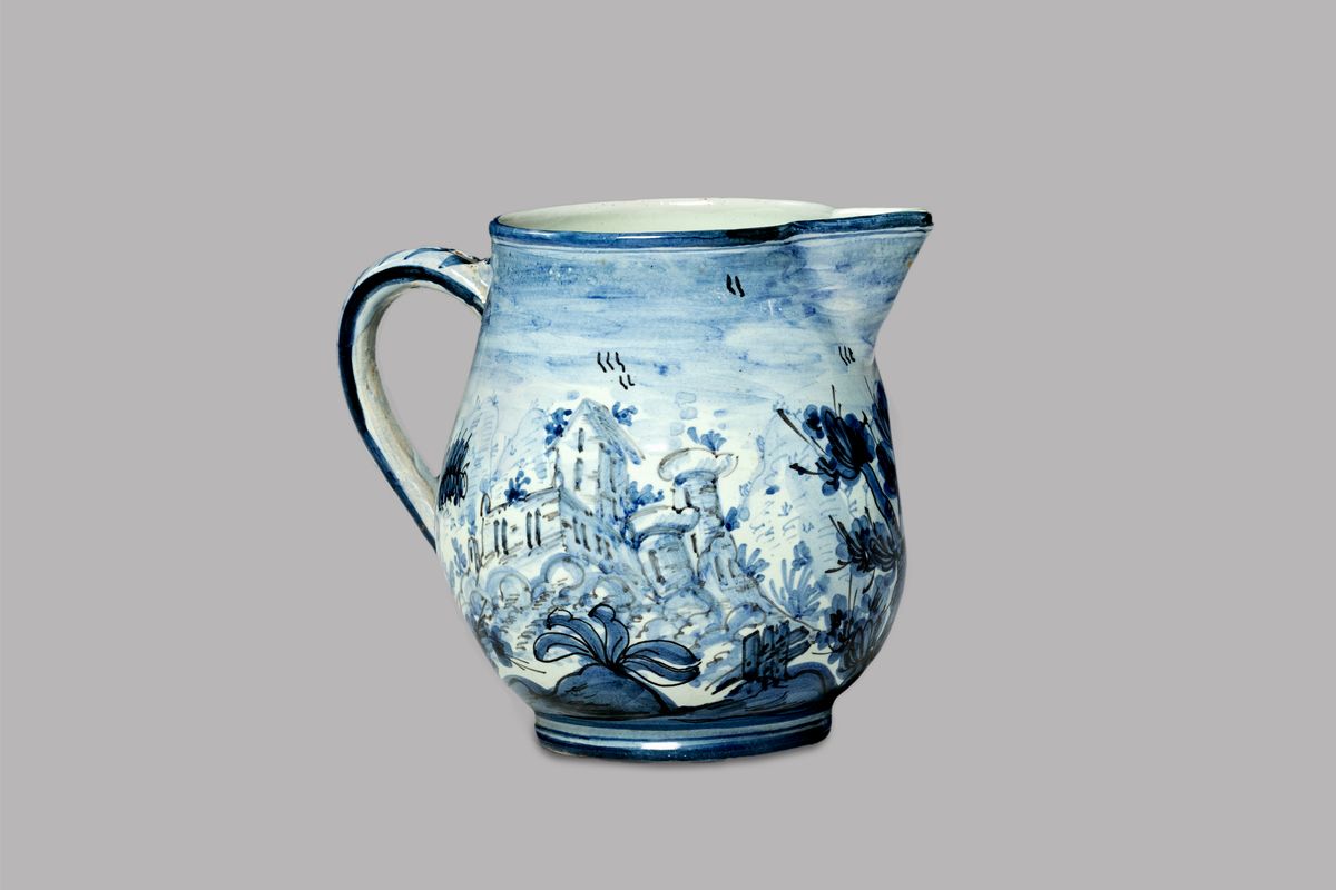 Antica brocca in ceramica bianca e blu, manifattura Savona | Incanti d'Arte | Finarte, casa