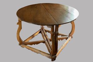 Tavolo rotondo composto da due console a mezza luna, secolo XVII