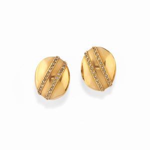 A 18K yellow gold and diamond earrings