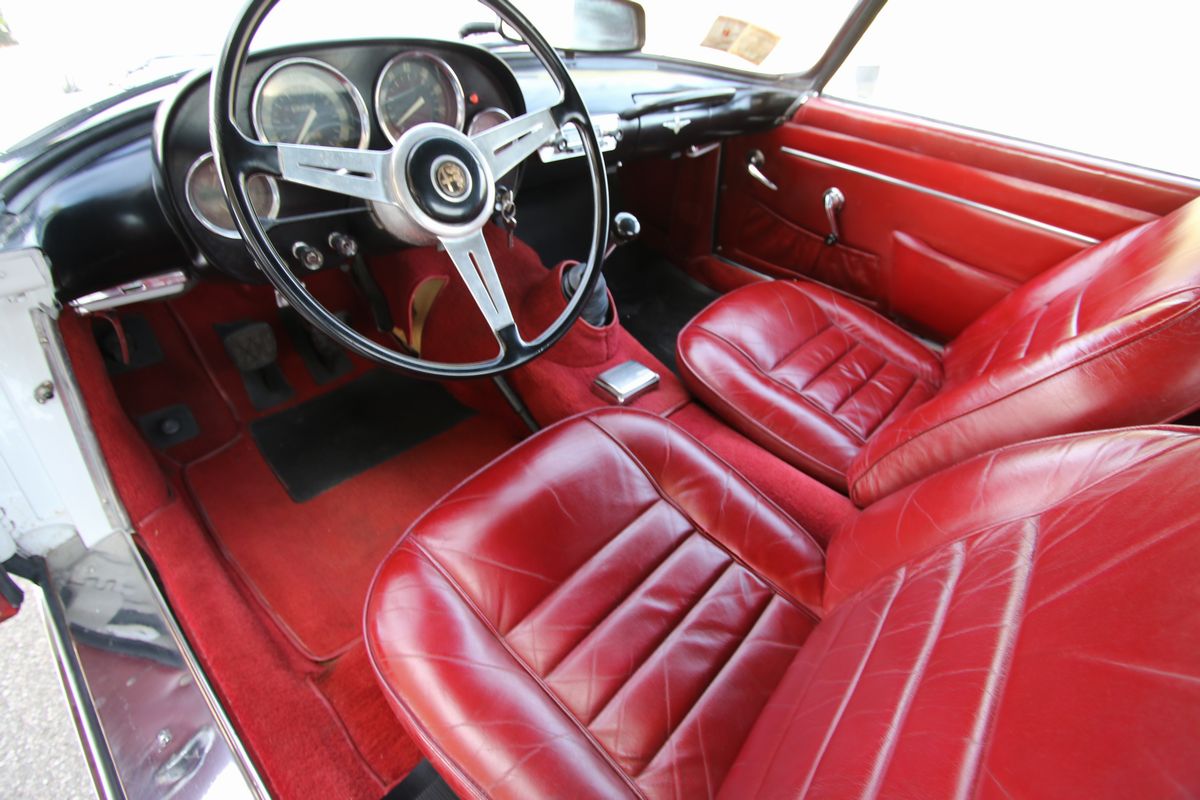 Alfa Romeo - 2000 Spider (touring)