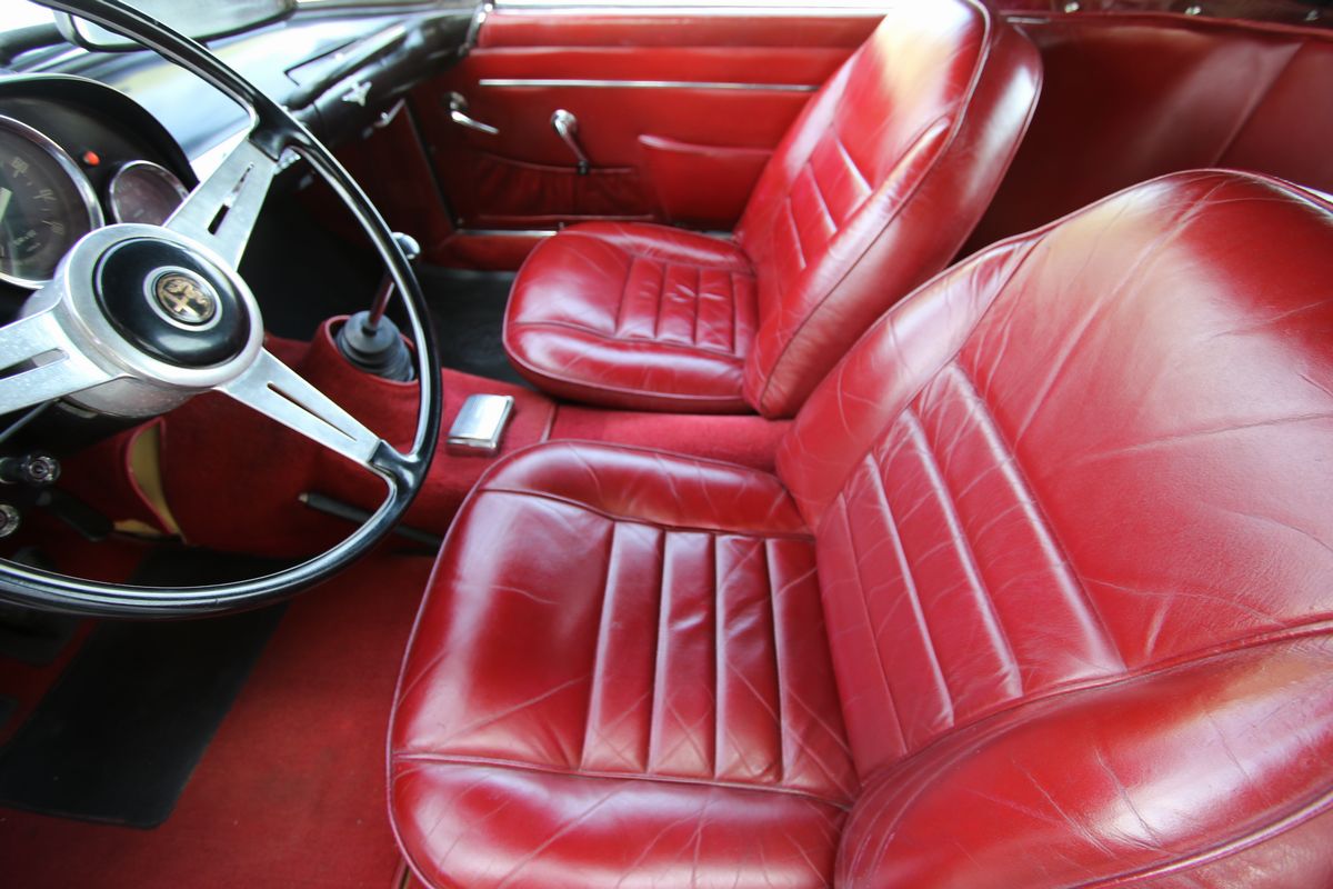 Alfa Romeo - 2000 Spider (touring)