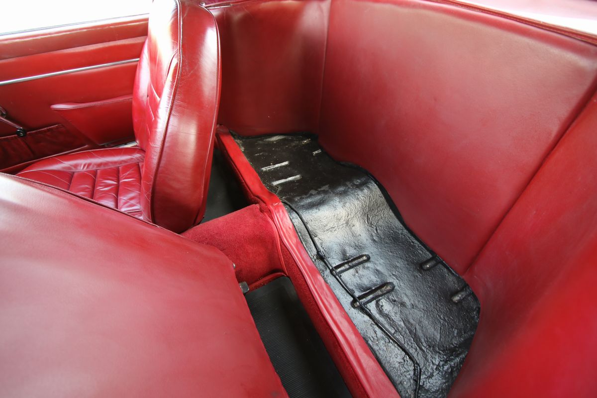 Alfa Romeo - 2000 Spider (touring)