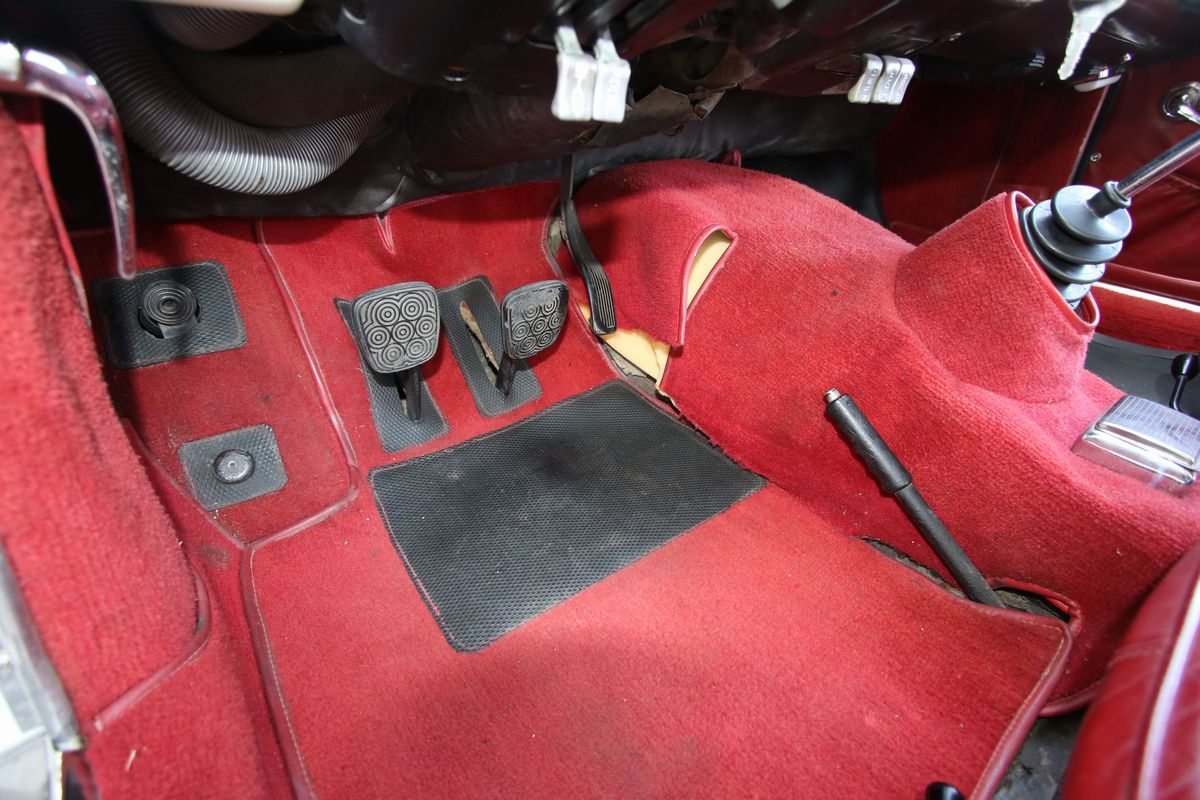 Alfa Romeo - 2000 Spider (touring)