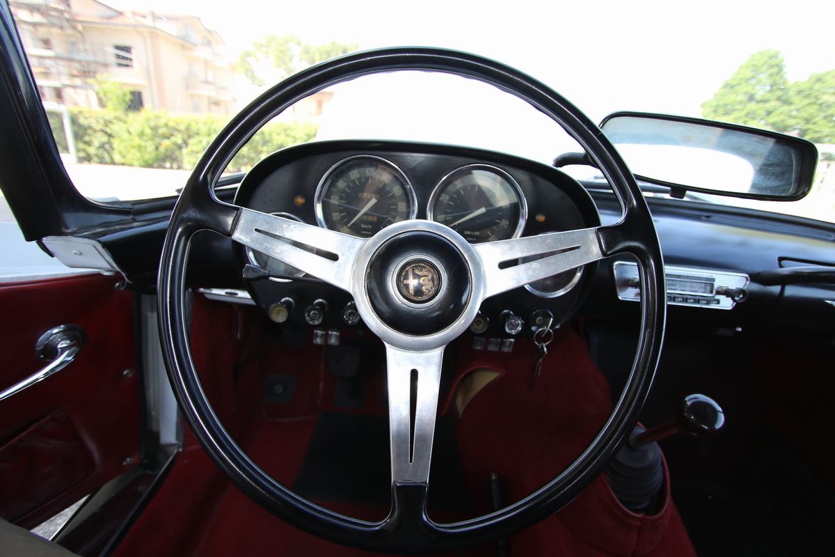 Alfa Romeo - 2000 Spider (touring)