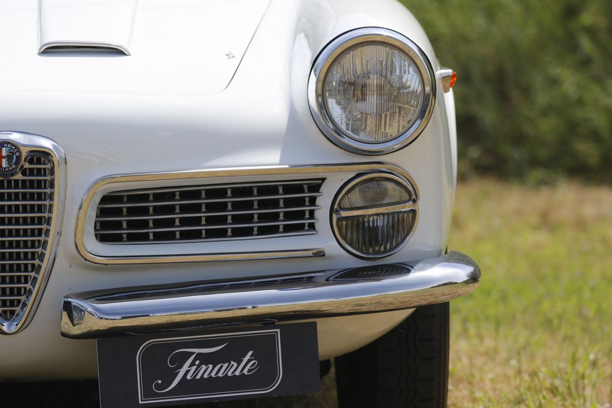 Alfa Romeo - 2000 Spider (touring)