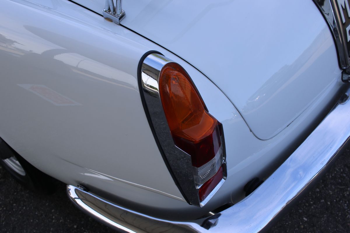Alfa Romeo - 2000 Spider (touring)