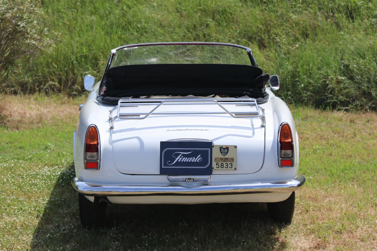 Alfa Romeo - 2000 Spider (touring)